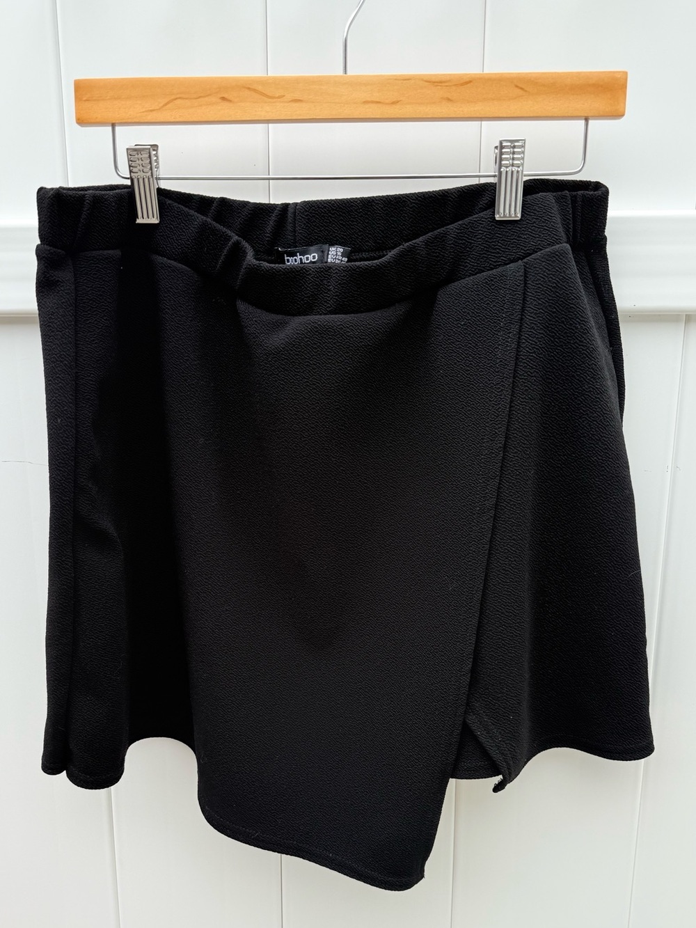 Boohoo Black Textured Wrap-Front Skort